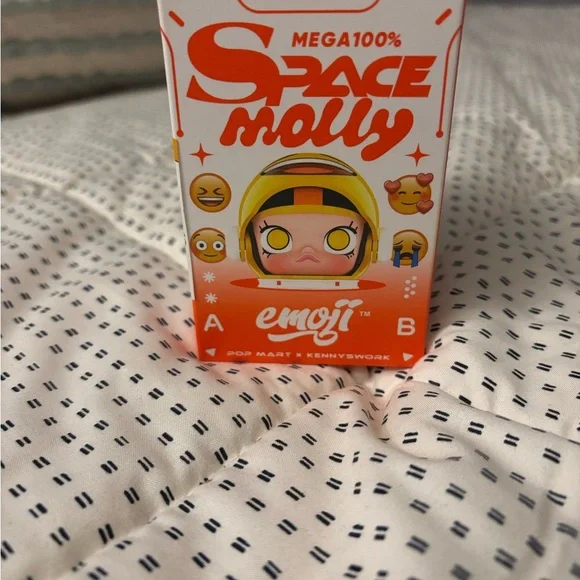 : : Pop Mart Mega Space Molly Emoji Monkey Figure : : - Picture 2 of 12